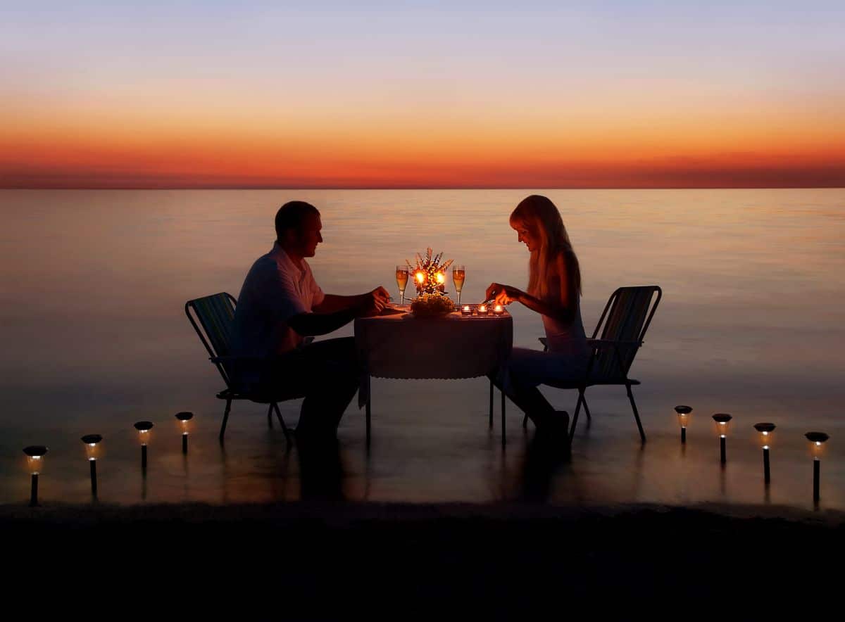 Paar Candlelight Dinner am Strand