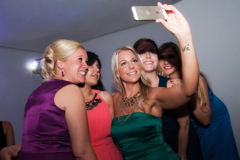 Hochzeitsgäste machen ein Selfie
