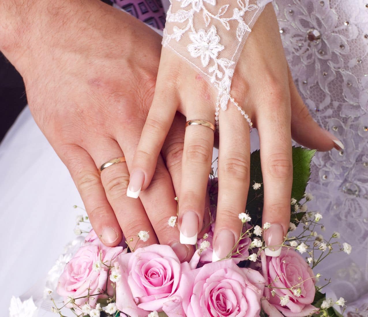 Hände vom Brautpaar mit Eheringen