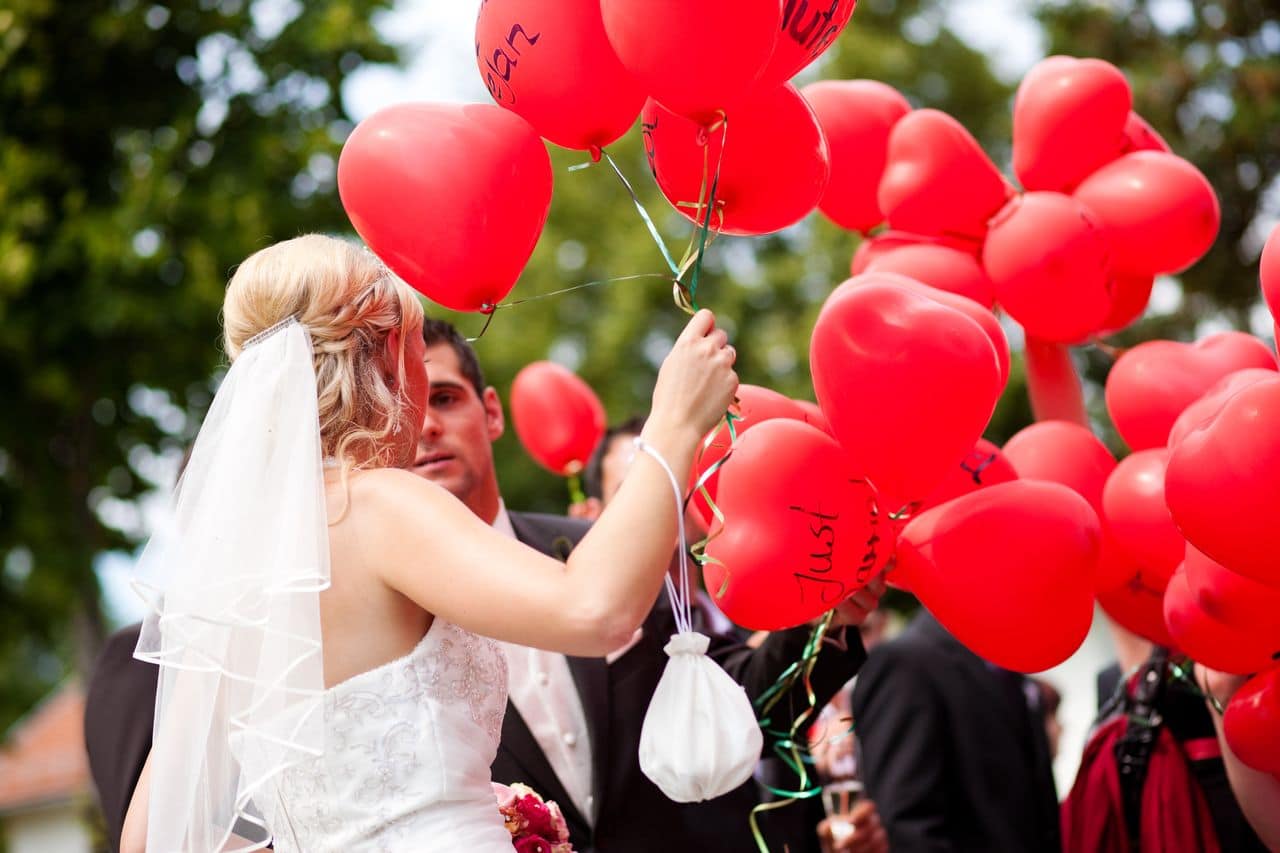 Brautpaar mit Herzluftballons