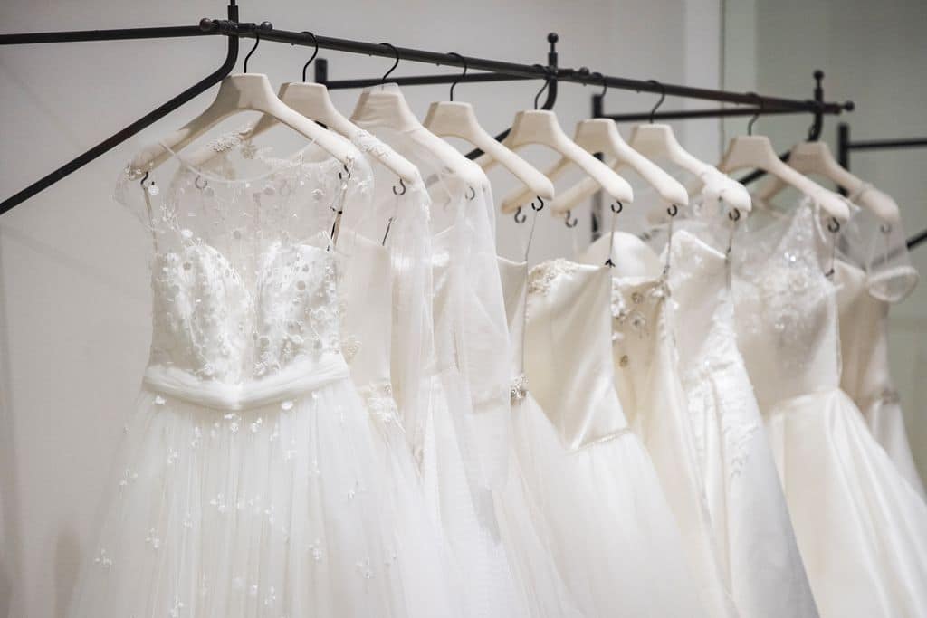 Brautkleider auf einer Kleiderstange
