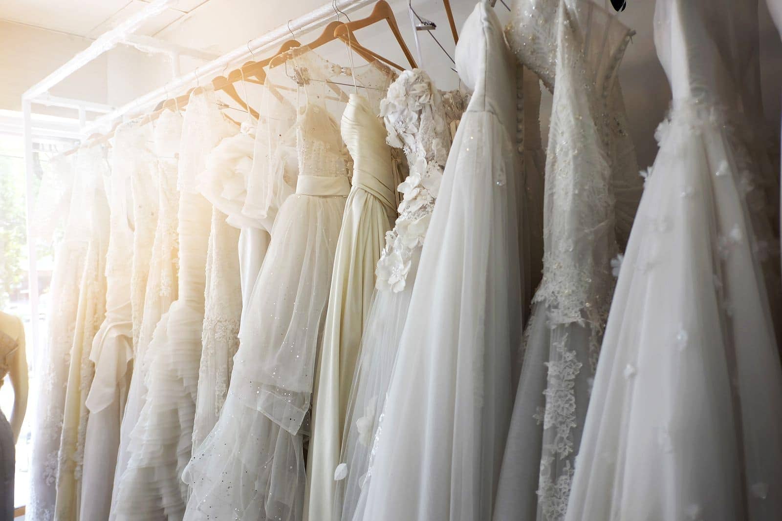 Brautkleider auf einer Kleiderstange