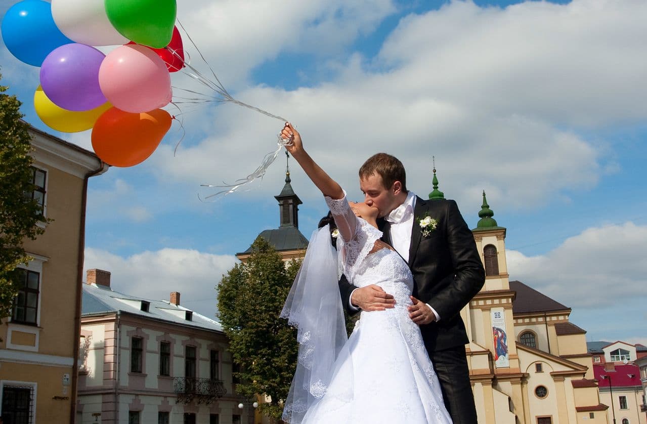 Brautpaar mit Luftballons