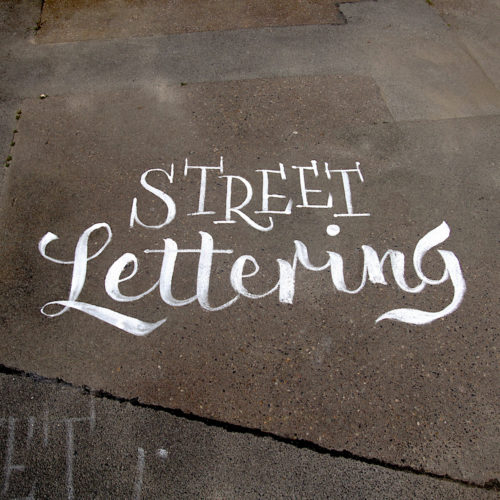 Streetlettering – riesige Kreidekalligrafie auf der Straße